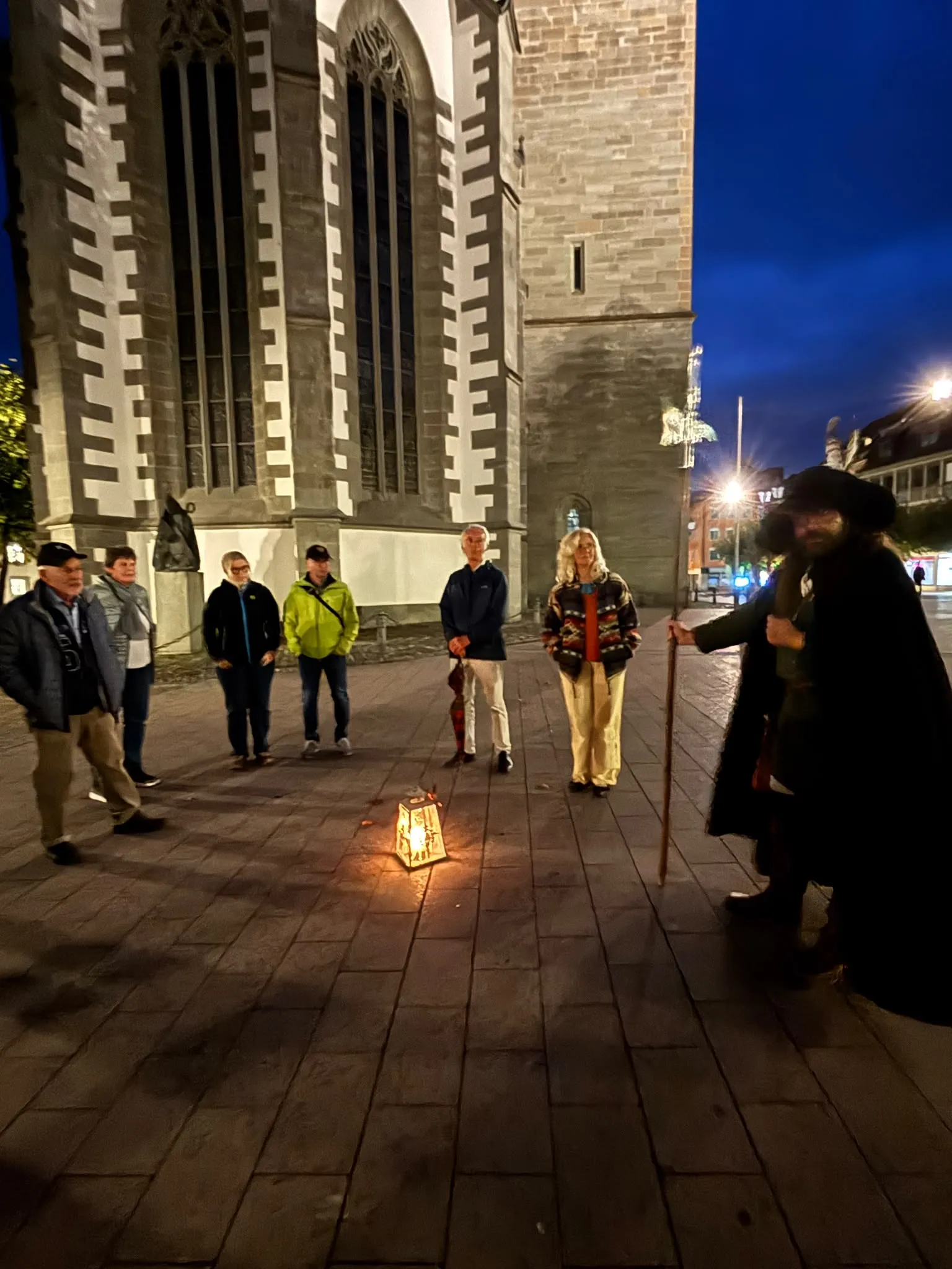 Der Nachtwächter am Münster mit der Gruppe im Abendlicht